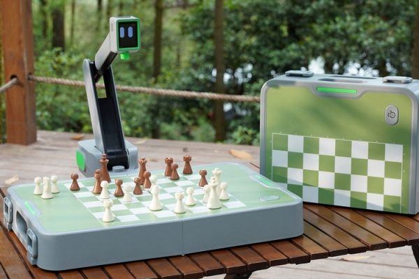 Manya Cynus Smart Chess Board Uses a Robot Arm to Move Chess Pieces Around