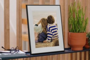 Aura Ink Digital Photo Frame Uses an E-Paper Panel for Cordless Function