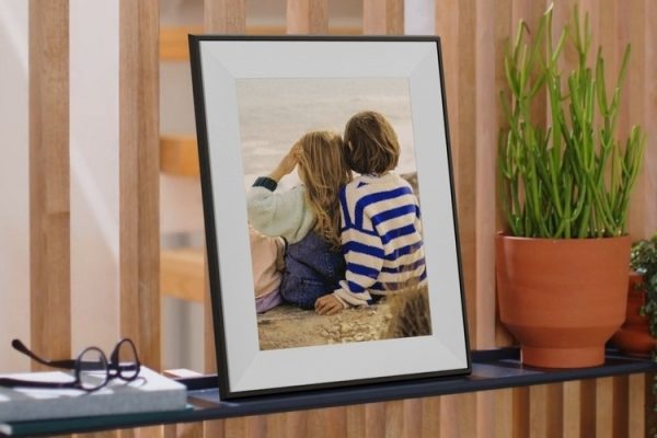 Aura Ink Digital Photo Frame Uses an E-Paper Panel for Cordless Function