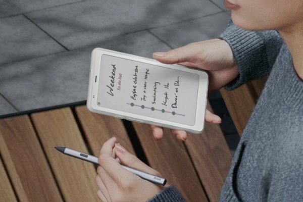 Boox Palma 2 Pro Brings Color, Stylus Support, and Cellular Data to the Pocket-Sized E-Reader
